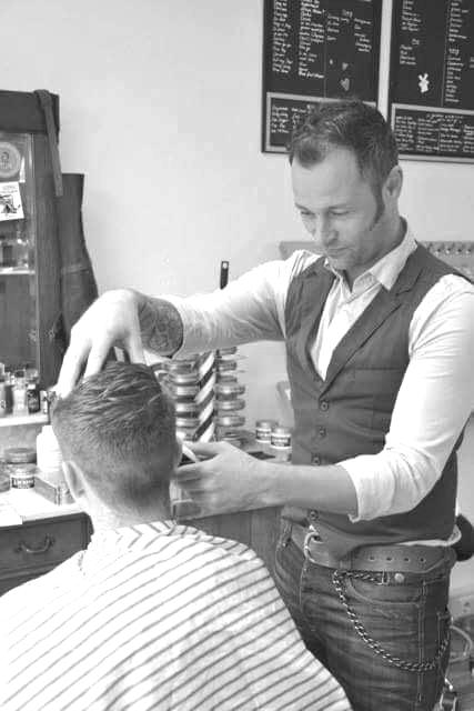 Mark Soeters aan het werk in zijn barbershop in Oosterhout