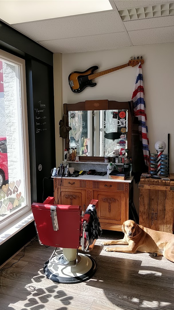 Vintage barberstoel en spiegel in de zaak van Vlijmscherp Barbiers