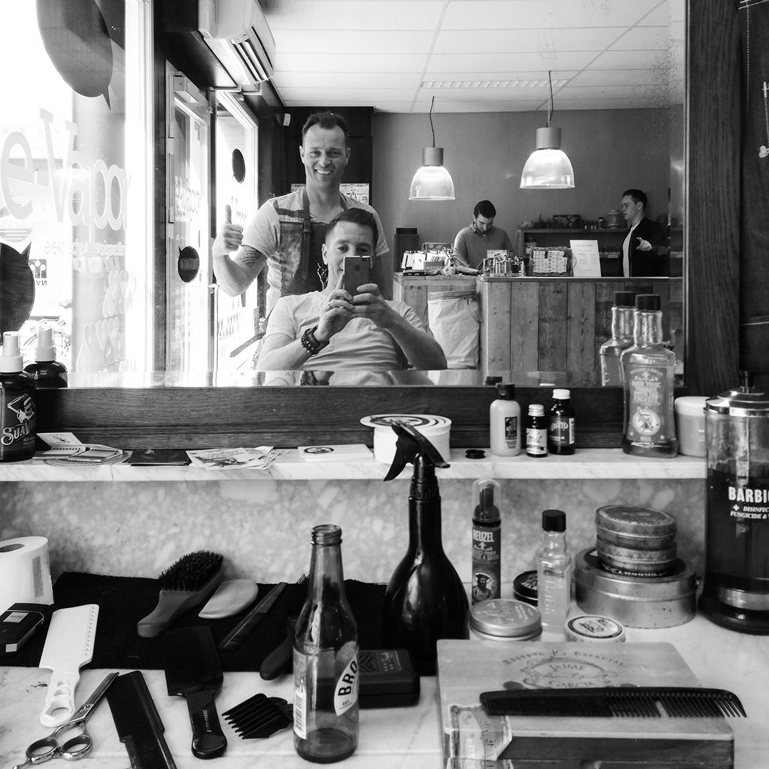 Mark Soeters aan het werk in de barbershop